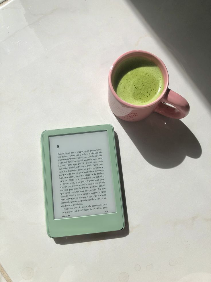 Kindle leyendo, ambiente cálido y aesthetic